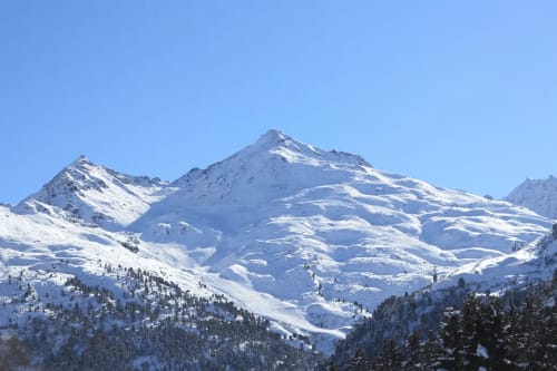 Pics enneigés et forêts de conifères entourant CMD Méribel Le Pralin aux Allues, Alpes françaises