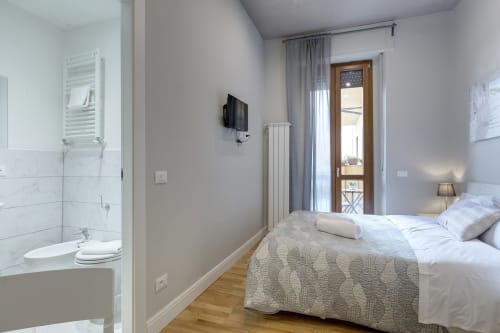 Camera moderna a Sleep tight Florence con bagno privato, accesso al balcone e vista sul giardino a Firenze