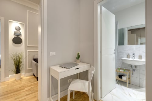 Camera da letto moderna con area di lavoro, scrivania, sedia e bagno privato presso Sleep tight Florence bed and breakfast a Firenze