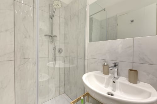Bagno moderno al Sleep Tight Florence con doccia rivestita in marmo, doppio lavabo e finiture contemporanee in camera con vista giardino