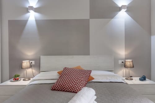 Camera moderna di Sleep tight Florence con testata illuminata, lampade da comodino e plaid con motivi