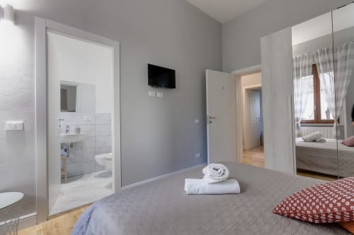 Camera Standard moderna al Sleep tight Florence con letto, bagno privato, TV e armadio con specchio a Firenze