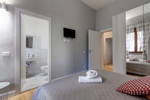 Camera Standard Sleep tight a Firenze con letto, bagno privato, TV e specchio