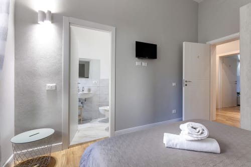 Camera moderna presso Sleep Tight Florence con bagno privato, TV a schermo piatto e pavimenti in legno