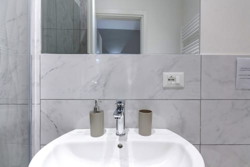 Moderno lavabo da bagno con rivestimento in marmo presso Sleep tight Florence B&B a Firenze, Italia