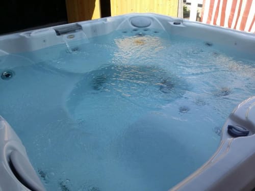 Vasca idromassaggio con acqua frizzante presso il B&B Emozioni Relax a Mantova, Italia