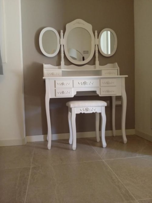 Scrivania bianca con specchiera tripla e sgabello presso B&B Emozioni Relax a Mantova