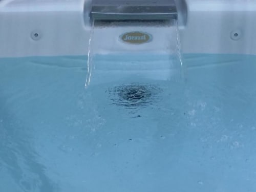 Cascata con getti Jacuzzi nella vasca idromassaggio del B&B Emozioni Relax, Mantova