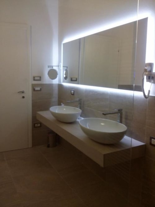 Bagno moderno della B&B Emozioni Relax a Mantova con doppi lavabi e specchio illuminato
