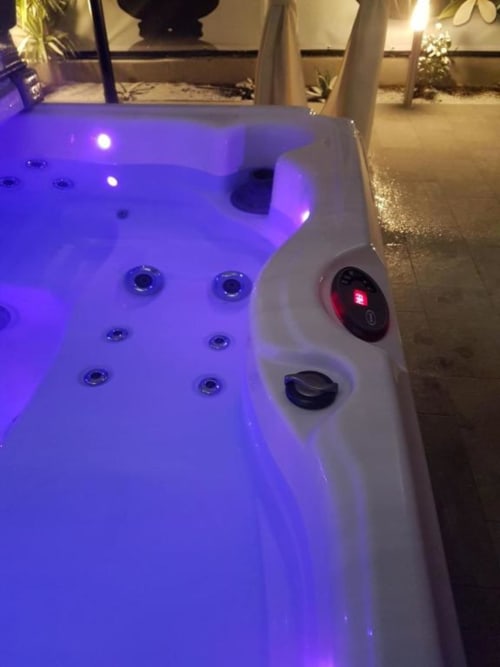 Vasca idromassaggio illuminata con luci ambientali viola presso B&B Emozioni Relax a Mantova