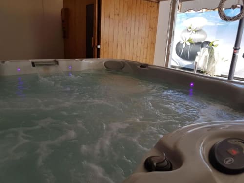 Vasca idromassaggio interna con luci LED viola presso il B&B Emozioni Relax a Borgo Virgilio, Mantova