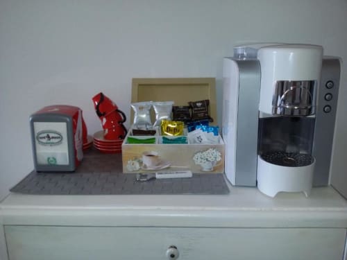 Angolo caffè con mini-frigorifero, tazze e macchina per caffè a capsule nella camera B&B Emozioni Relax, Mantova
