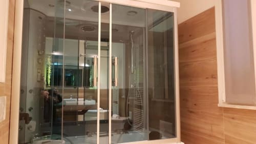 Moderno box doccia in vetro nel bagno di B&B Emozioni Relax, Mantova