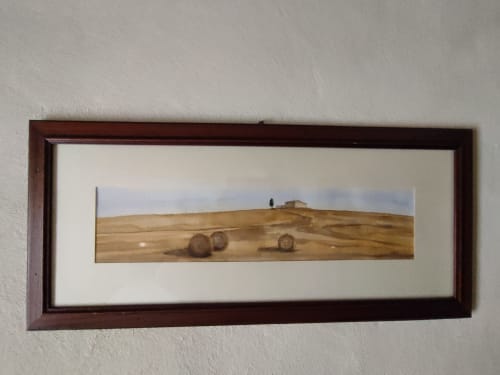 Paesaggio toscano con balle di fieno e colline ondulate in opera incorniciata a La Locanda del Vino Nobile, Montepulciano