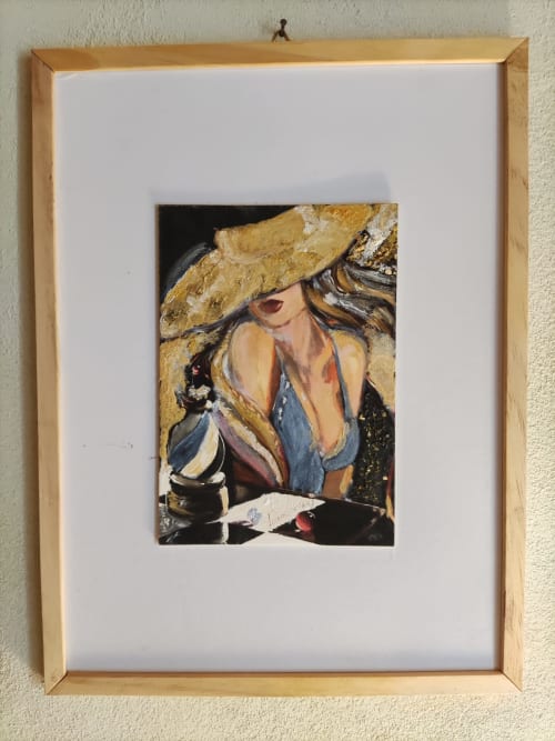 Elegante opera d'arte incorniciata con donna in cappello dorato a La Locanda del Vino Nobile, Montepulciano