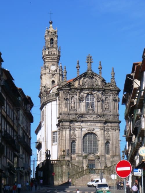Iglesia histórica de piedra con alto campanario en una calle de Porto, cerca del alojamiento Casa45
