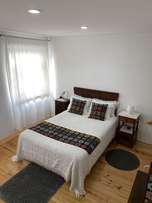 Luminosa habitación doble en Casa45 Porto con ropa de cama blanca, muebles de madera y pisos de parquet