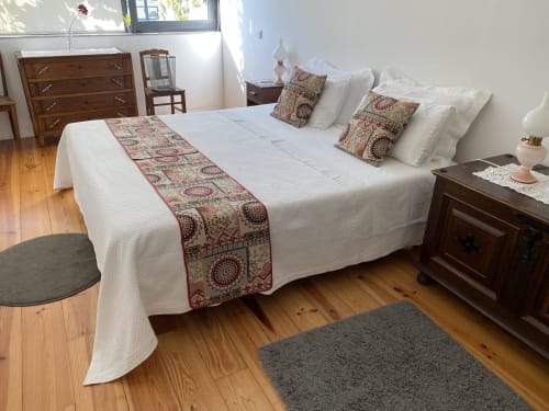 Chambre lumineuse à Casa45 Porto avec lit blanc, oreillers décorés, meubles en bois et vue sur le jardin