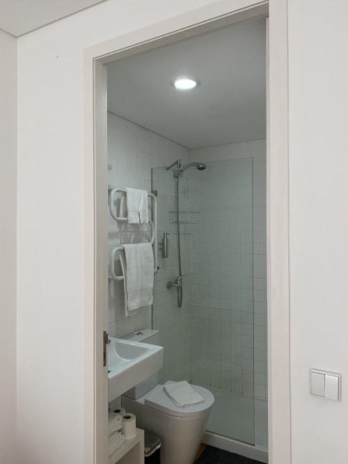 Salle de bain moderne de Casa45 Porto BnB avec douche à l'italienne, lavabo, toilettes et porte-serviettes