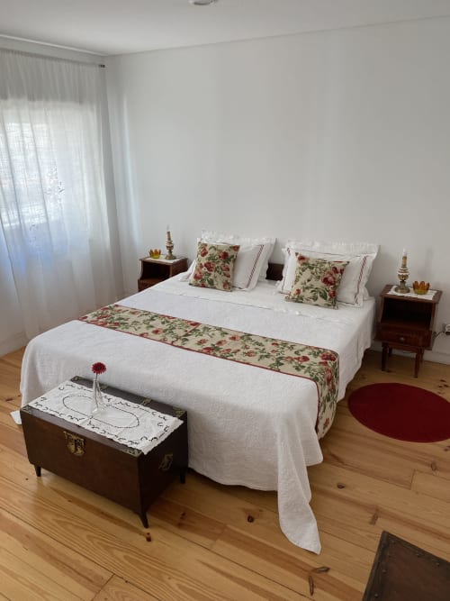 Chambre Twin lumineuse à la Casa45 à Porto, literie blanche, touches florales et parquet