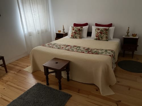 Chambre Twin Standard spacieuse à Casa45 Porto avec linge de lit crème, oreillers à motifs floraux, parquet et mobilier classique
