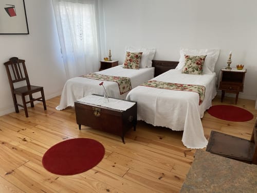 Habitación Twin Estándar en el hotel boutique Casa45 de Oporto con dos camas con acentos florales, suelo de madera y estilo period