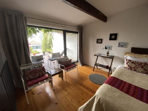 Chambre double spacieuse avec terrasse à Casa45 Porto, lits jumeaux, coin salon et vue sur la ville et la terrasse