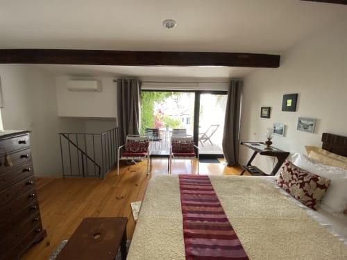 Chambre double spacieuse avec terrasse chez Casa45 Porto BnB, parquets en bois, vue sur la ville et équipements modernes