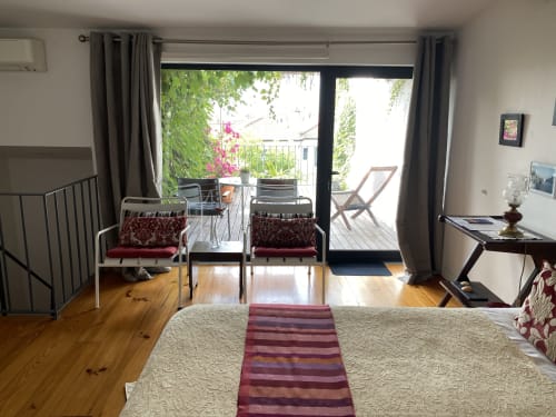 Chambre double avec terrasse à Casa45 Porto B&B, parquet, vue sur la ville et accès à un balcon aménagé avec plantes