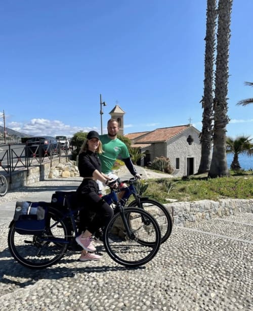 Coppia in bicicletta all'Agriturismo Stecadò a Dolceacqua, Italia, vicino alla chiesa storica