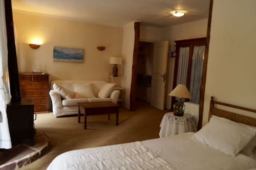 Habitación Llevant en el Petit Hotel Sa Plana de Estellencs con cama doble, zona de estar y vistas al jardín