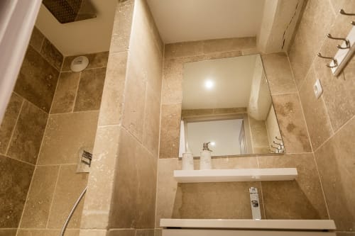 Douche à l'italienne spacieuse