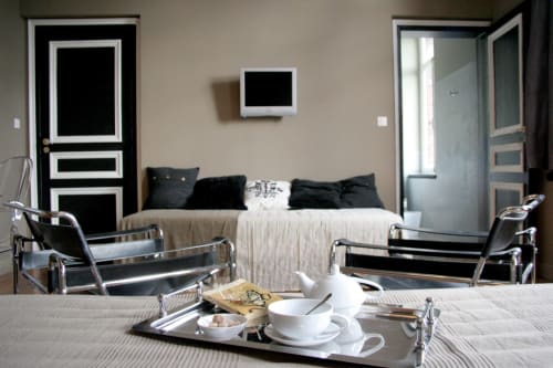 Modern bedroom at Le Grand Duc B&B in Valenciennes with lounge seating and coffee service