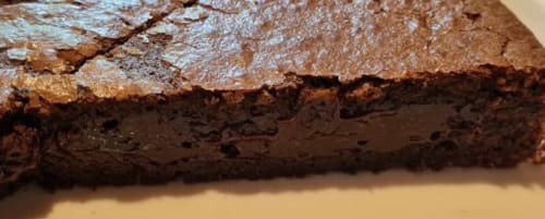 Dessert maison en Dordogne – gâteau au chocolat fondant servi en table d’hôtes au Domaine de Labrousse en Périgord 