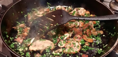 Cuisine de saison en Dordogne – poêlée de champignons frais en préparation au Domaine de Labrousse en Périgord