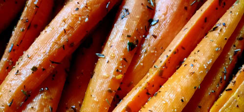 Légumes de saison en Dordogne – carottes fondantes aux herbes en cuisine au Domaine de Labrousse en Périgord 
