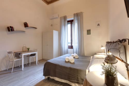 Bright Standard Studio at Sleep tight Florence with bed, desk, wardrobe, and modern amenities in Firenze