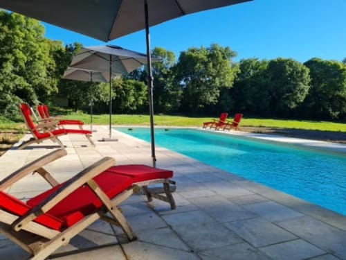  Maison d’hôtes avec piscine en Dordogne – transats et terrasse au Domaine de Labrousse en Périgord 