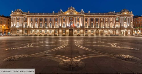 Le majestueux Capitole illuminé de Toulouse à la Place du Capitole la nuit