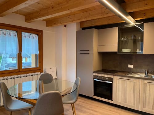 Cucina moderna e zona pranzo con vista sulla montagna nell'aparthotel Residence La Corte a Vezza d'Oglio