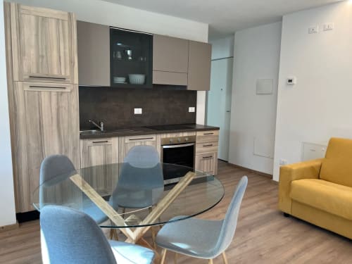 Cucina e zona pranzo moderna con vista sulle montagne nella Residence La Corte, Vezza d'Oglio