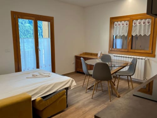 Appartamento con vista montagna a La Corte, Vezza d'Oglio con letto, tavolo da pranzo e arredi moderni