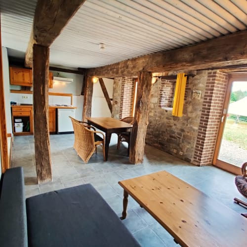 Appartement rustique au rez-de-chaussée à La Ferme De Werpin avec poutres apparentes, salle à manger et accès direct au jardin à Hotton