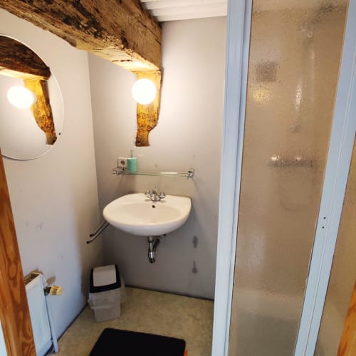 Salle de bain avec lavabo rond, miroir et appliques murales, douche à La Ferme De Werpin, Hotton