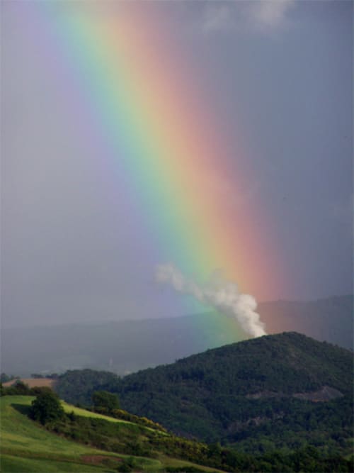 Arcobaleno sulle colline boscose di Agri-Bio Santa Palmira a Pomarance, Toscana