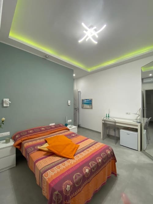 Napoli, centro storico, camere moderne, accoglienza, famiglie, coppie, soggiorno, relax, pulizia, comfort, arredamento curato, aria condizionata, wifi gratuito, colazione in camera, struttura centrale, balcone privato, vista città, posizione strategica, vicinanza metro, vicinanza stazione, università, studenti, city break, breve soggiorno, week-end a Napoli, self check-in, late check-out, early check-in, soggiorno romantico, silenzioso, struttura sicura, bagno privato, lenzuola incluse, camere luminose, atmosfera familiare, ospitalità, arredamento moderno, camere eleganti, prenotazione diretta, senza commissioni, miglior prezzo, soggiorno flessibile, parcheggio vicino, zero stress, quartiere tranquillo, vicinanza attrazioni, città autentica, soggiorno comodo, ottima posizione, design minimal, check-in digitale, customer care, guest friendly, soggiorno urbano, mini vacanza, pulizia giornaliera, host disponibili, stile napoletano, ospitalità vera, ambiente ordinato, relax in città, perfetto per famiglie, perfetto per coppie, ristoranti a due passi, camere spaziose, piccolo hotel, city stay, urban comfort