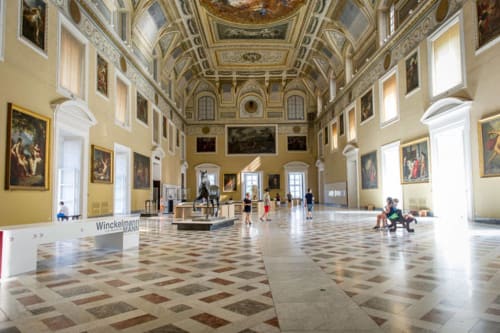 Napoli, centro storico, camere moderne, accoglienza, famiglie, coppie, soggiorno, relax, pulizia, comfort, arredamento curato, aria condizionata, wifi gratuito, colazione in camera, struttura centrale, balcone privato, vista città, posizione strategica, vicinanza metro, vicinanza stazione, università, studenti, city break, breve soggiorno, week-end a Napoli, self check-in, late check-out, early check-in, soggiorno romantico, silenzioso, struttura sicura, bagno privato, lenzuola incluse, camere luminose, atmosfera familiare, ospitalità, arredamento moderno, camere eleganti, prenotazione diretta, senza commissioni, miglior prezzo, soggiorno flessibile, parcheggio vicino, zero stress, quartiere tranquillo, vicinanza attrazioni, città autentica, soggiorno comodo, ottima posizione, design minimal, check-in digitale, customer care, guest friendly, soggiorno urbano, mini vacanza, pulizia giornaliera, host disponibili, stile napoletano, ospitalità vera, ambiente ordinato, relax in città, perfetto per famiglie, perfetto per coppie, ristoranti a due passi, camere spaziose, piccolo hotel, city stay, urban comfort