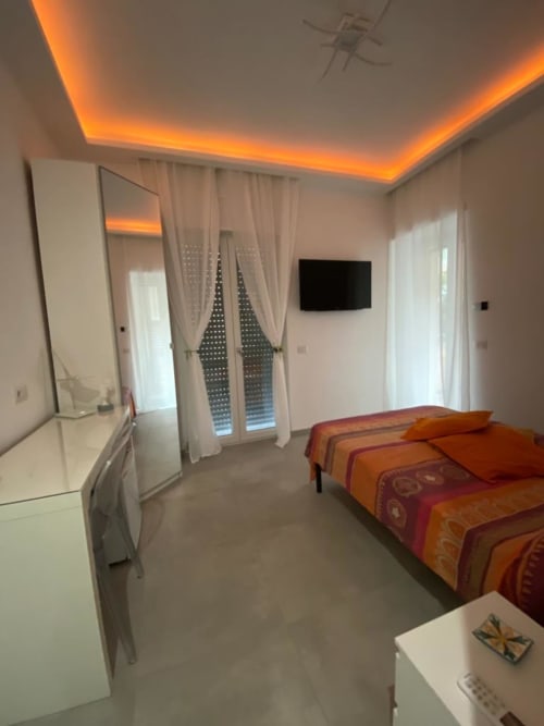 Napoli, centro storico, camere moderne, accoglienza, famiglie, coppie, soggiorno, relax, pulizia, comfort, arredamento curato, aria condizionata, wifi gratuito, colazione in camera, struttura centrale, balcone privato, vista città, posizione strategica, vicinanza metro, vicinanza stazione, università, studenti, city break, breve soggiorno, week-end a Napoli, self check-in, late check-out, early check-in, soggiorno romantico, silenzioso, struttura sicura, bagno privato, lenzuola incluse, camere luminose, atmosfera familiare, ospitalità, arredamento moderno, camere eleganti, prenotazione diretta, senza commissioni, miglior prezzo, soggiorno flessibile, parcheggio vicino, zero stress, quartiere tranquillo, vicinanza attrazioni, città autentica, soggiorno comodo, ottima posizione, design minimal, check-in digitale, customer care, guest friendly, soggiorno urbano, mini vacanza, pulizia giornaliera, host disponibili, stile napoletano, ospitalità vera, ambiente ordinato, relax in città, perfetto per famiglie, perfetto per coppie, ristoranti a due passi, camere spaziose, piccolo hotel, city stay, urban comfort