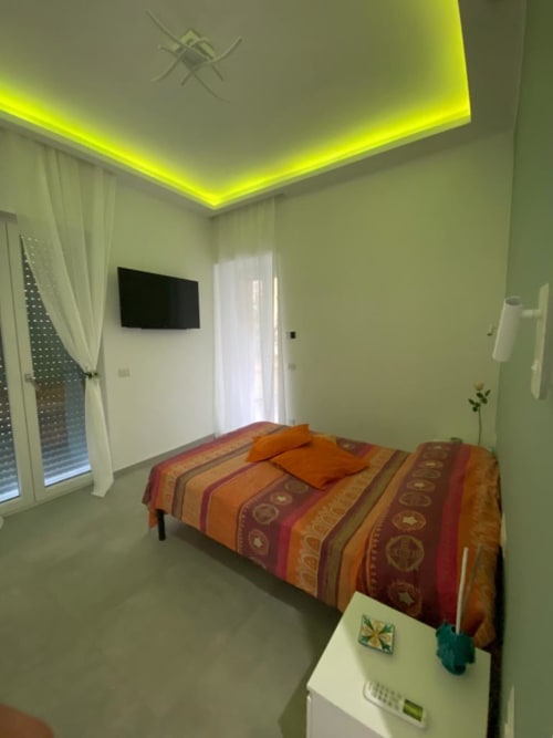 Napoli, centro storico, camere moderne, accoglienza, famiglie, coppie, soggiorno, relax, pulizia, comfort, arredamento curato, aria condizionata, wifi gratuito, colazione in camera, struttura centrale, balcone privato, vista città, posizione strategica, vicinanza metro, vicinanza stazione, università, studenti, city break, breve soggiorno, week-end a Napoli, self check-in, late check-out, early check-in, soggiorno romantico, silenzioso, struttura sicura, bagno privato, lenzuola incluse, camere luminose, atmosfera familiare, ospitalità, arredamento moderno, camere eleganti, prenotazione diretta, senza commissioni, miglior prezzo, soggiorno flessibile, parcheggio vicino, zero stress, quartiere tranquillo, vicinanza attrazioni, città autentica, soggiorno comodo, ottima posizione, design minimal, check-in digitale, customer care, guest friendly, soggiorno urbano, mini vacanza, pulizia giornaliera, host disponibili, stile napoletano, ospitalità vera, ambiente ordinato, relax in città, perfetto per famiglie, perfetto per coppie, ristoranti a due passi, camere spaziose, piccolo hotel, city stay, urban comfort