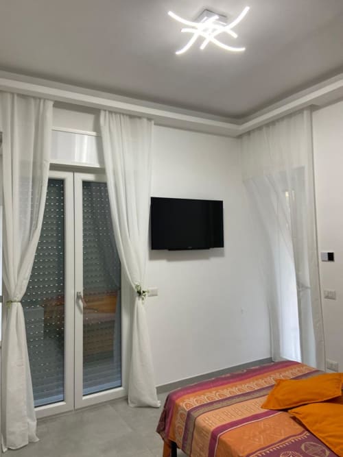 Napoli, centro storico, camere moderne, accoglienza, famiglie, coppie, soggiorno, relax, pulizia, comfort, arredamento curato, aria condizionata, wifi gratuito, colazione in camera, struttura centrale, balcone privato, vista città, posizione strategica, vicinanza metro, vicinanza stazione, università, studenti, city break, breve soggiorno, week-end a Napoli, self check-in, late check-out, early check-in, soggiorno romantico, silenzioso, struttura sicura, bagno privato, lenzuola incluse, camere luminose, atmosfera familiare, ospitalità, arredamento moderno, camere eleganti, prenotazione diretta, senza commissioni, miglior prezzo, soggiorno flessibile, parcheggio vicino, zero stress, quartiere tranquillo, vicinanza attrazioni, città autentica, soggiorno comodo, ottima posizione, design minimal, check-in digitale, customer care, guest friendly, soggiorno urbano, mini vacanza, pulizia giornaliera, host disponibili, stile napoletano, ospitalità vera, ambiente ordinato, relax in città, perfetto per famiglie, perfetto per coppie, ristoranti a due passi, camere spaziose, piccolo hotel, city stay, urban comfort